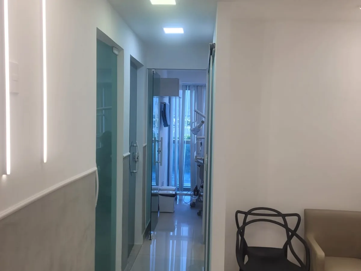 Corredor interno e acesso aos consultórios da Clínica Odontológica Barra Bonita